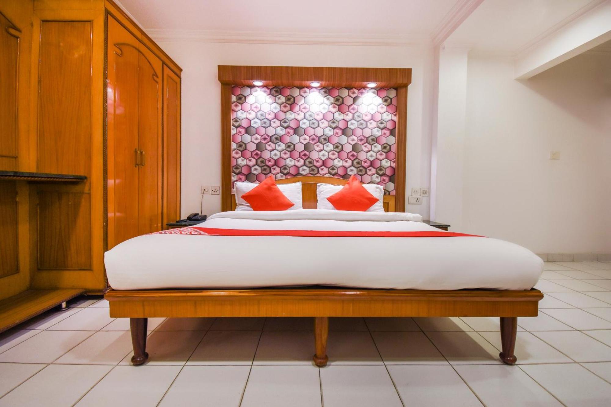 Oyo V International Hotel Amritsar Buitenkant foto